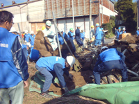 細かいものは人海戦術 不法投棄の片付けボランティア撤去作業 茨城県産業廃棄物協会県南支部